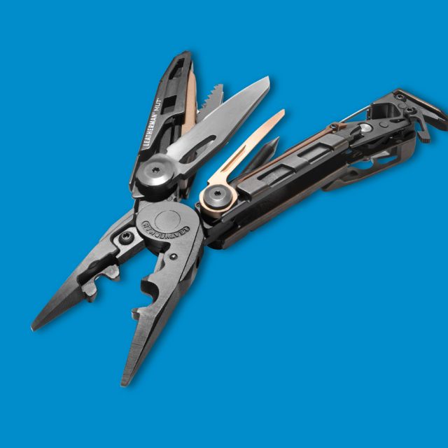 Freisteller eines Leatherman MUT Black Edition vor blauem Hintergrund