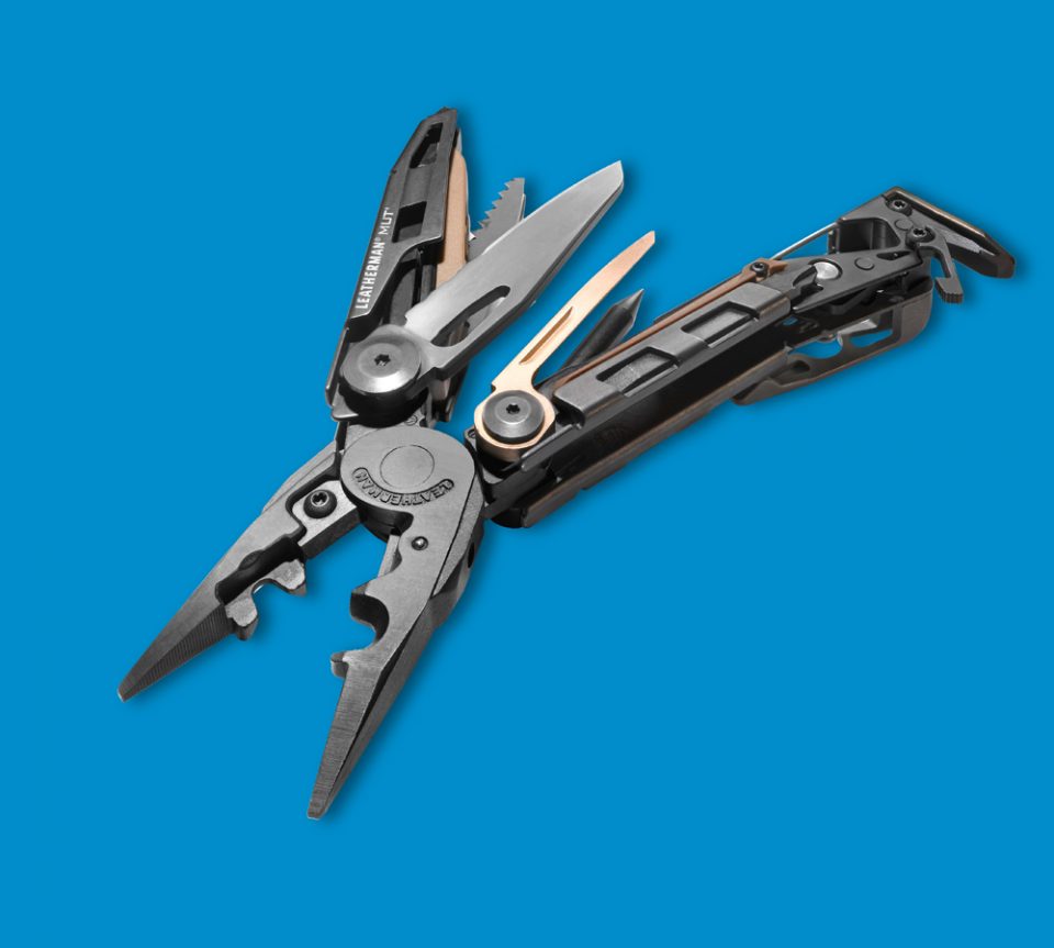 Freisteller eines Leatherman MUT Black Edition vor blauem Hintergrund