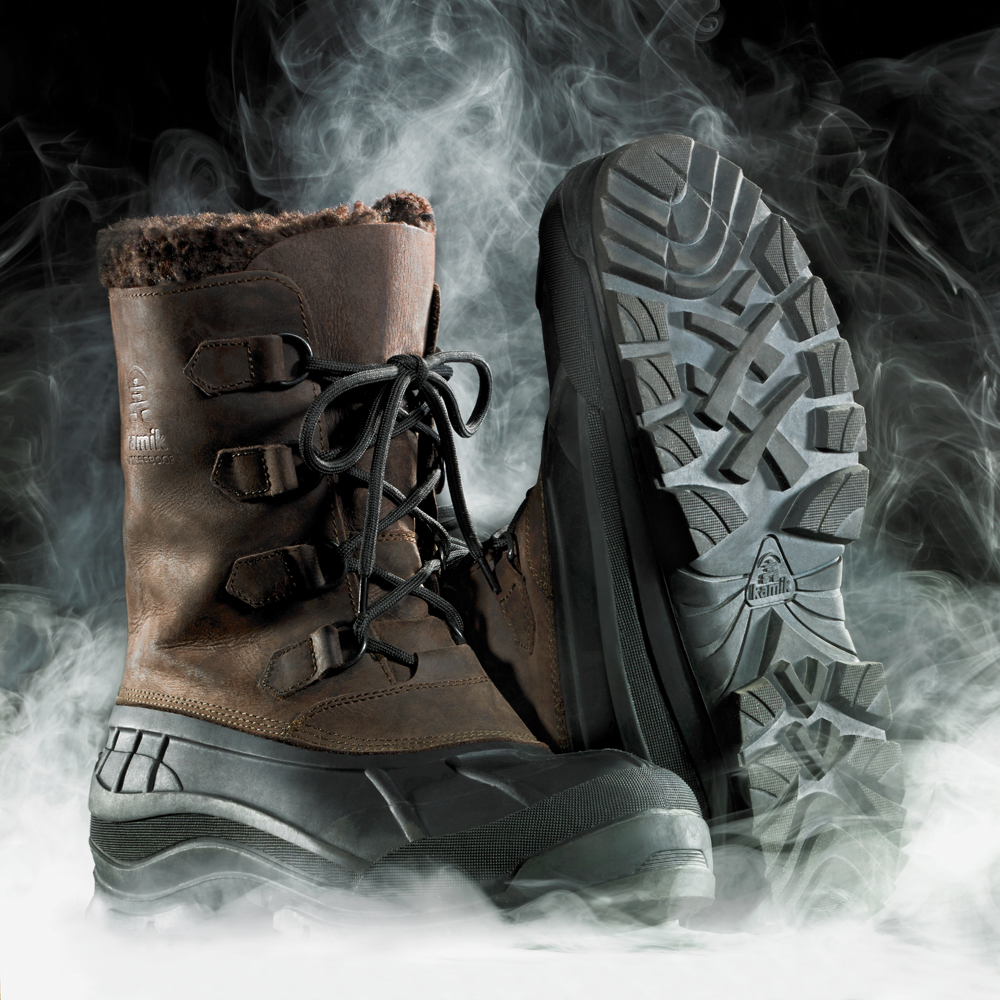 Ambiente mit Kamik Canadian Boots Winterstiefeln und Nebel mit besonders gut sichtbarem Schuhprofil