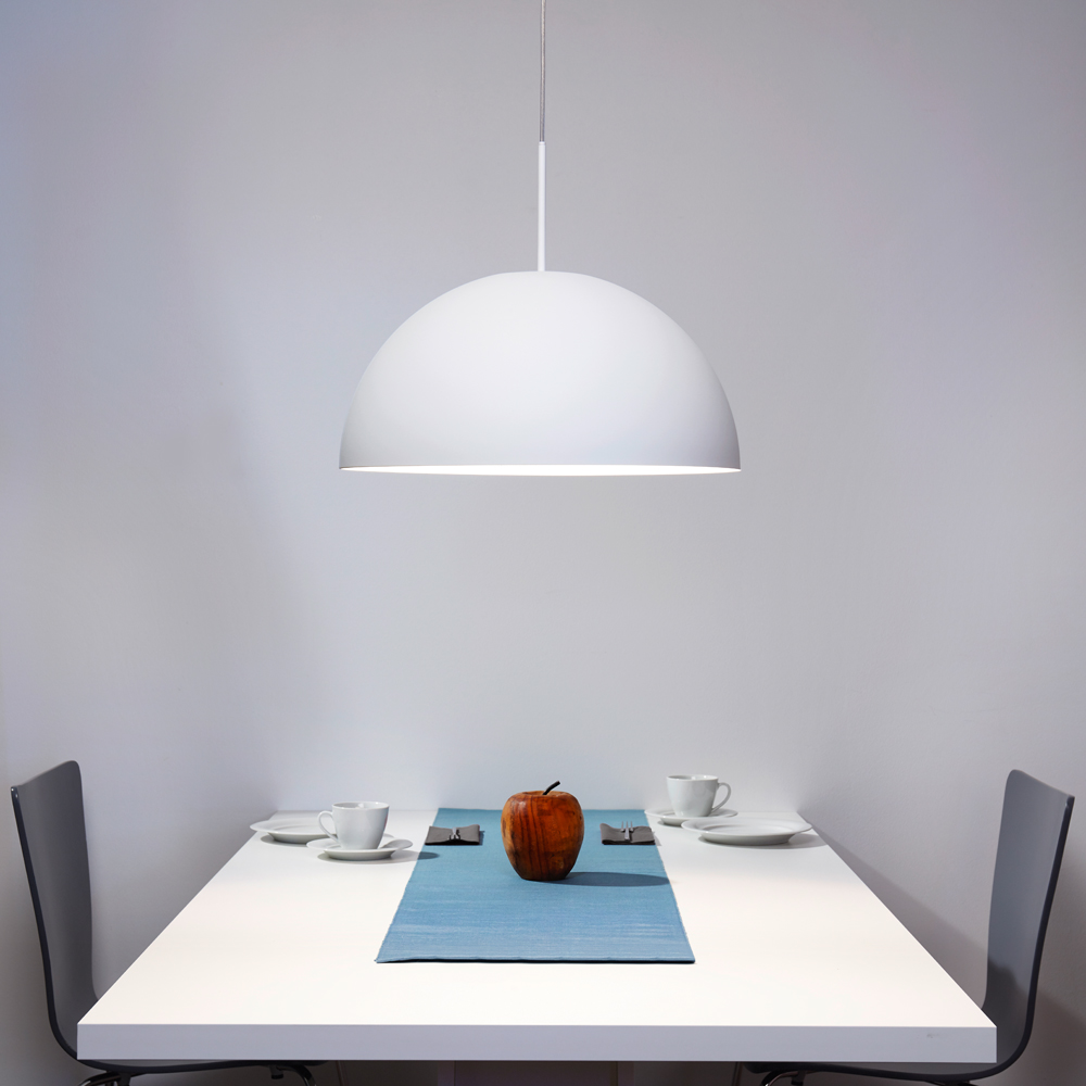 Pendelleuchte Weiss im Ambiente mit Tisch Stühlen und Geschirr von Philips